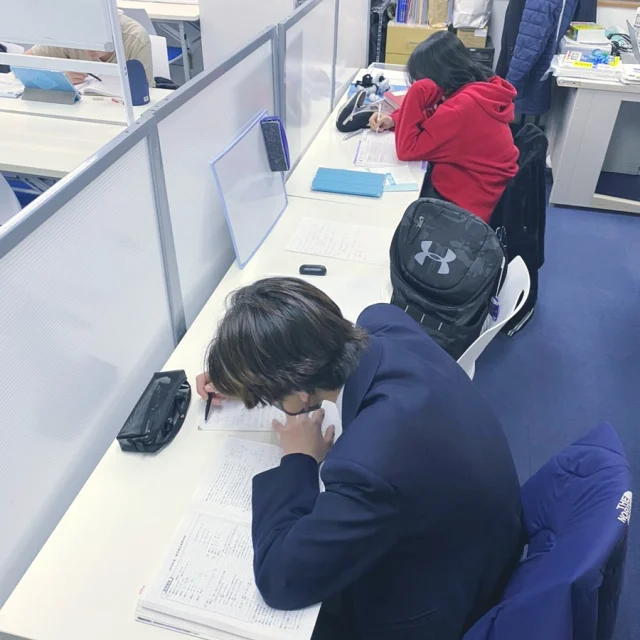 こんばんは！進学塾メイツです。

今週は私立高校の単願推薦入試がありましたね。 今日結果が出た受験生の皆さん、合格おめでとうございます！🌸

まずはホッと一息ですね。これまでの努力が実って想定以上の結果の報告もあり、私たち講師も本当に嬉しいです✨ 高校生活への準備もしっかり進めていきましょうね。

そして、これからが本番の都立高校・私立一般受験の皆さんへ。 友達の合格を聞いて、焦る気持ちも少しあるかもしれません。 でも、大丈夫。君たちの努力も、着実に実を結ぼうとしています。

都立入試まであと約1ヶ月。 ここからの時間の使い方が、合否を分けるカギになります。 最後まで一緒に走り抜けましょう！🔥

#高校受験 #中学3年生 #推薦入試 #単願推薦 #合格おめでとう #都立高校受験 #私立高校 #受験生応援 #ラストスパート #進学塾