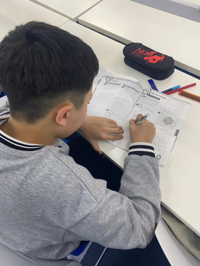 【フライングスタート、始まってます💨】

気がつけば学年末テストまであと3週間！

受験生は私立入試1週間前で
当然の目の色を変えていますが…

今週に入って、
中1・中2のみんなからの
「先生、ここ教えて！」の質問が急増中🙋‍♂️

まだテスト前部活停止期間ではないですが、
受験生のピリッとした空気を感じてか、
早めにワークに取りかかり始めた子がいます。

今のうちにワークを1周終わらせておくと、
直前が本当に楽になりますよね。
（先生たちも経験済みです…笑）

受験生も、テスト生も、
それぞれの目標に向かって
教室のすべての席が埋まっています！

#進学塾メイツ  #テスト勉強 #ワーク
#提出物は早めに #定期テスト対策
#中学生 #勉強法 #入試直前