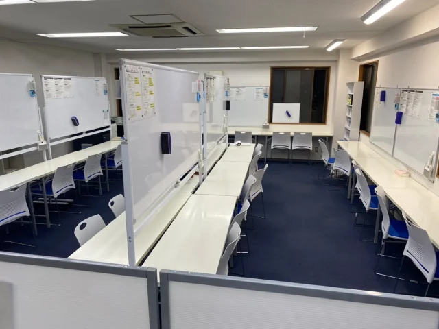 生徒が帰ったあとの静かな教室。
なんだか少し寂しい気もしますが、
ここにはみんなの努力の跡がしっかり染み込んでいます。

消しゴムのカスだらけになった机も、
たくさん質問してくれたホワイトボードの前も、
明日はみんなの背中を押してくれるはずです。

保護者の皆様も、これまでのサポート
本当にありがとうございました。
明日はお弁当作りなど朝早くから大変かと思いますが、
どうか笑顔で送り出してあげてください🌸

みんな、今までやってきたことを信じて。
解答用紙に全部ぶつけてきてください！🔥

吉報を教室で待ってます。

#進学塾メイツ #都立高校入試 #入試前日
#サポート感謝
#努力は裏切らない #静かな教室
#全員合格祈願 #いってらっしゃい