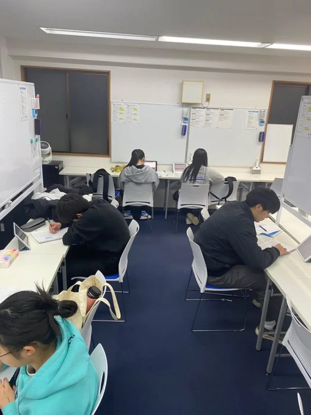 こんばんは！進学塾メイツです。

今週は、返却された「学年末テストの振り返り」と、「保護者面談」を実施しました📝

テストは終わった後の「見直し」が成績アップの最大の鍵！🔑
生徒たちと一緒に、「どこでミスをしてしまったのか」「次どうすれば解けるのか」を一つひとつ丁寧に確認しました。

また、保護者面談では、ご家庭でのご様子や新学年に向けた目標など、貴重なお話を伺うことができました。お忙しい中お越しいただき、本当にありがとうございました😌

さて、いよいよ来週からは**春期講習**がスタートします🌸
今の学年の総復習を行い、新しい学年で最高のスタートダッシュを切るための大切な準備期間です。

進学塾メイツの講師陣も、皆さんの新学年を全力でサポートすべく、気合十分で準備を進めています🔥

「春から塾を始めてみようかな」とお考えの方、まだ春期講習のお申し込みは間に合います！
お問い合わせはDMまたはプロフィール欄のリンクからお気軽にどうぞ📩

#学年末テスト #テスト返し #保護者面談 #春期講習 #新学期準備 #中学生 #成績アップ #スタートダッシュ #塾選び #進学塾 #高田馬場