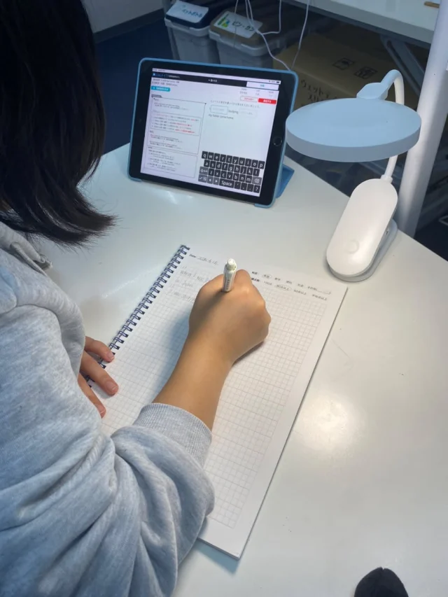 こんばんは！進学塾メイツです。🌸

今週は都内の多くの小中学校で入学式や始業式が行われましたね。
ご入学、ご進級された皆さま、本当におめでとうございます！✨

ピカピカの制服や新しいクラスに、ドキドキとワクワクが入り混じった表情で塾に来てくれる生徒たちを見て、私たち講師も身が引き締まる思いです。

さて、いよいよ来週から学校の授業も本格的に始まります。
でも、メイツの生徒たちは心配いりません！💪

春期講習期間、みんなで新学年の「予習」をバッチリ進めてきました！

「学校の授業でやる内容を、もう塾で一度解いている」
このアドバンテージは、想像以上に大きな自信になります。

「あ、これ塾でやったところだ！」
「わかるから、授業が楽しい！」

この小さな成功体験の積み重ねが、1学期のテスト、そして志望校合格への第一歩になります✨

新しい環境で疲れも出やすい時期ですが、体調に気をつけながら、最高のスタートダッシュを切っていきましょう！

#入学式 #始業式 #新学期 #ご入学おめでとう #新中1 #新中2 #新中3 #予習 #自信 #スタートダッシュ #高校受験 #進学塾メイツ #高田馬場