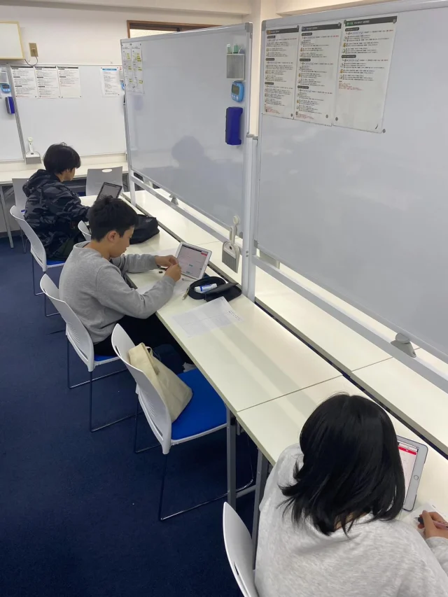 🌸 高田馬場、新学期の風景
高田馬場の街も、新しい制服姿の学生さんたちが増え、いよいよ新生活が本格的にスタートしましたね。
📱 今週の授業：最新スタイルで「予習」を攻略
今週の授業のワンシーンをパシャリ。
当塾ではタブレットを活用した個別学習を取り入れています。
新学年が始まり、生徒たちが取り組んでいるのは「次回の授業の予習」。
タブレットを使うことで、図解や動画で視覚的に理解を深められるため、初めて習う単元も「なるほど！」とスムーズに吸収できているようです。
中1・高1の皆さんは、部活選びで頭がいっぱいの時期。
「あの部活が楽しそうだった！」「先輩が優しかった！」と笑顔で話してくれる一方で、授業が始まるとタブレットに向かって集中モードに切り替える姿は、流石の一言です。
⚡ 高田馬場での「スマートな両立」
「部活で忙しくなるからこそ、学習は効率よく」
それが当塾のスタイルです。
• タブレットによる効率的な予習カリキュラム
• 一人ひとりの理解度に合わせた個別フォロー
高田馬場で部活動も勉強も全力で楽しみたい。そんな生徒たちの想いを、最新の学習ツールと地域密着の温かさで応援します！
📢 学習相談・体験授業 実施中
新しい生活に少しずつ慣れてくるこの時期、学習のペースを掴むチャンスです。
ぜひ一度、最新のタブレット学習を体験しに来てください！
📍 場所：新宿区高田馬場 [ビル名・詳細]
📞 お問い合わせは、プロフィールのリンク先（公式HP/お電話）よりお気軽にどうぞ！
#高田馬場 #新宿区 #学習塾 #タブレット学習 #教育