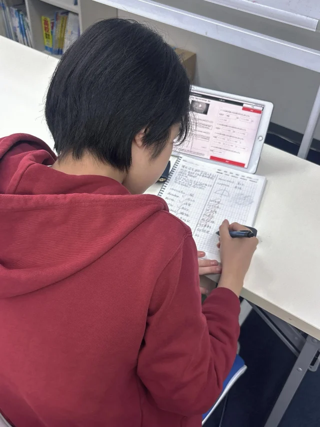 高田馬場周辺の学校でも、仮入部や部活動見学が盛り上がっている時期ですね！
放課後の校庭や校舎から聞こえてくる活気ある声に、私たちスタッフもパワーをもらっています😊
新生活の期待に胸を膨らませているみなさん。
でも、心のどこかでこんな不安はありませんか？
「この部活は楽しそうだけど、勉強と両立できるかな…？」
「練習がハードそうだけど、帰ってから机に向かえるかな…？」
⚡️ 迷っている今だからこそ、知ってほしい「スマートな両立術」
やりたいことに全力で打ち込んでほしいから、当塾は「学習の効率」を徹底的にサポートします。
• ⏱「短時間」で深い理解： タブレットで要点を理解し、問題量を多く取り入れた授業でより効率よく進められます。
• 🏃‍♂️自分のペースで進める： 部活のスケジュールに合わせて学習計画を調整。無理なく続けられる「個別フォロー」が自慢です。
• 💡「予習」が余裕を生む： 塾でポイントを先に掴んでおくことで、学校の授業が楽になり、部活に集中できる時間が生まれます。
どの道を選んでも、勉強が足かせにならないように。
当塾は、最新の学習ツールと地域密着の温かさで、みなさんの「新しい挑戦」を全力で応援します！📣
📢 【学習相談・体験授業 随時受付中】
「この部活に入りたいけど、勉強が心配…」という相談も大歓迎です！
一緒にベストな両立プランを考えましょう。
#高田馬場 #新宿区 #学習塾 #タブレット学習 #教育