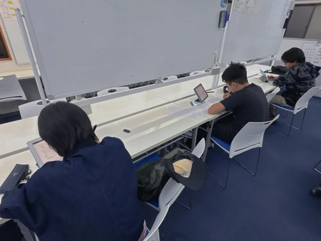 こんばんは！進学塾メイツです📚✨

いよいよ一部の学校で定期テストが近づいてきましたね！

「範囲が広くて大変…」
「何から手をつければいいかわからない…」
そんな声もよく聞く時期です💭

でも、メイツの生徒たちは大丈夫！💪

これまでコツコツと積み上げてきた予習や演習が、
しっかり力になっています。

「これ、塾でやったところだ！」
「解き方わかる！」

そんな瞬間が増えることで、
テストへの自信にもつながっていきます✨

テスト勉強は“やり方”がとても大切。
限られた時間の中で、効率よく・確実に得点につなげていきましょう！

講師一同、全力でサポートしていきます🔥

一緒に最高の結果をつかみ取りましょう！

#定期テスト #テスト対策 #勉強法 #高田馬場