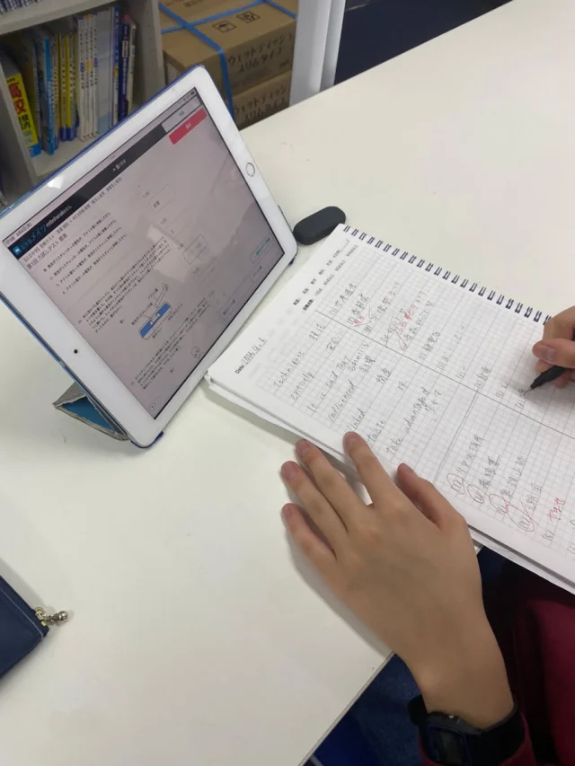 こんばんは！進学塾メイツです📚✨
5月といえば…そう、行事が目白押しのシーズンです！
最近、教室では生徒たちから
「来週から修学旅行なんだ！」
「明日は課外学習で遠出するよ！」
といったワクワクした声をたくさん耳にします😊
一生に一度の行事、全力で楽しんできてほしい！と私たちも願っています✨
ただ、そんな時に気になるのが「塾の勉強、遅れちゃうかな…？」という不安。
学校行事や部活で忙しいこの時期、メイツは【振替授業に柔軟に対応】しています。
✅ 行事を優先してOK！
修学旅行や課外学習の日程に合わせて、授業を別日に振り替えられます。
✅ テスト対策も諦めない
行事を思いっきり楽しんだ後は、塾でサッと「テストモード」へ切り替え！
「行事も、部活も、勉強も。全部100%で頑張りたい！」
そんな欲張りな学生さんを、メイツは全力で応援します🔥
「忙しくて両立が不安…」という方も、まずは一度ご相談ください。
一人ひとりのスケジュールに合わせた、無理のない学習プランを一緒に作りましょう！😊
一緒に最高の思い出と、最高の成績をつかみ取りましょう！✨
#高田馬場 #進学塾メイツ #個別指導 #テスト対策 #5月