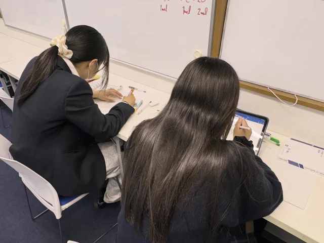 新学年になって最初の【中間テスト】が始まりました！✍️🔥
「範囲が広くてどこから手をつけたらいいかわからない…」
「家だとどうしてもスマホを触っちゃって集中できない💦」
そんな不安や焦りを感じている生徒さんも多いのではないでしょうか？
メイツでは、そんな皆さんのテスト勉強を全力でバックアップする環境が整っています！
✅ いつでも使える！【自習通い放題】
メイツの自習スペースは、開校時間内ならいつでも、どれだけ使ってもOK！「授業の日じゃないけど、集中して勉強したい」「学校帰りにそのまま寄って宿題を終わらせたい」など、自分のペースで好きなだけ活用してください。
「最初のテストで良いスタートダッシュを切りたい！」
塾生の中には、毎日のように自習室へ通って、目標に向かってガリガリ問題集を進めている頼もしい姿もたくさん見られます💪✨
「家での勉強が進まない…」「中間テストに向けて今から巻き返したい！」という方も、まずは一度ご相談ください。
一人ひとりの目標に合わせた、無理のない効率的な学習プランを一緒に作りましょう！😊
一緒に最高のスタートダッシュを決めて、最高の成績をつかみ取りましょう！✨
#高田馬場 #進学塾メイツ #個別指導 #テスト対策 #中間テスト