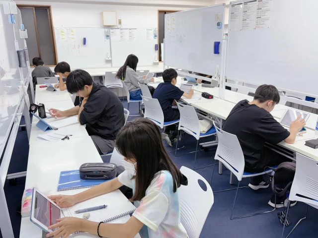 いよいよ1学期の締めくくりとなる【期末テスト】が始まりました！✍️🔥
西戸山中の皆さんは、テストまであと二週間です！
「提出物のワークが終わらなくて焦っている😱」
「前回の結果を超えたいけれど、家だとどうしてもスマホを触っちゃう…」
そんな不安や焦りを抱えている生徒さんも多いのではないでしょうか？
メイツでは、そんな皆さんのテスト勉強を全力でバックアップする環境が整っています！
✅ いつでも使える！【自習室通い放題】
メイツの自習スペースは、開校時間内ならいつでも・どれだけ使ってもOK！
さらに！テスト前は土日も【13:00〜21:00】で自習室を開けています！
「テスト二週間前だから、そろそろ本気を出して勉強したい！」という人は、ぜひ自習室に来て一気に進めましょう！
一人ひとりのテスト範囲に合わせた、無理のない効率的な学習プランを一緒に作りましょう！😊
一緒に最高の準備をして、最高の成績をつかみ取りましょう！✨
#高田馬場 #進学塾メイツ #個別指導 #テスト対策 #期末テスト