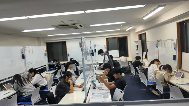 いよいよ1学期の集大成となる【期末テスト】が目前に迫ってきました！🏃💨

「まだ学校のワークが2周目に終わっていない…😱」
「直前なのに、何から手をつけたらいいかパニックになっている💦」
テストが1週間前に迫り、そんな焦りや不安を感じている生徒さんも多いのではないでしょうか？
メイツでは、テスト直前のこの大事な1週間のために【直前対策】を用意しています！
✅ 最後の追い込みに！【テスト直前質問会＆集中自習】
メイツの自習スペースは、テスト直前の期間、わからない問題があっても、その場で先生に質問してすぐ解決できるから、直前の詰め込みも効率よく進められます！
「残り1週間、ここから一気に巻き返して点数を伸ばしたい！」という人は、今すぐメイツに足を運んでください！
残された時間で最大の成果を出せるよう、ラストスパートを全力でサポートします！😊
最後の1秒まで諦めずに、自己ベストの点数を目指して一緒に駆け抜けましょう！✨
#高田馬場 #個別指導 #テスト対策 #期末テスト