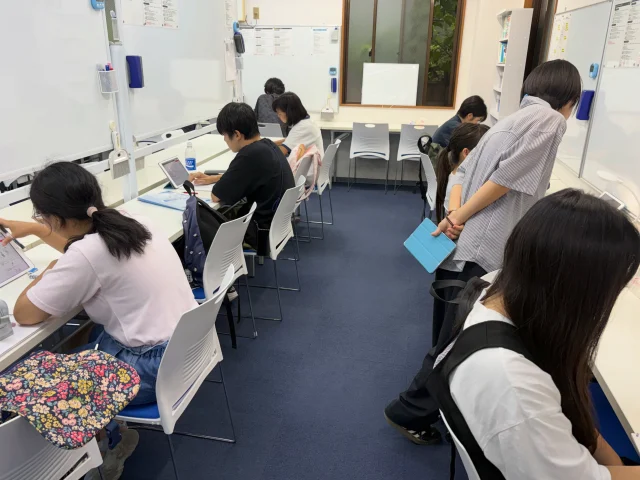 皆さん、こんにちは！進学塾メイツです✨
夏期講習もあっという間に3週目に突入しました！📢
連日の暑さにも負けず、毎日机に向かって頑張るみんなの姿、本当に素晴らしいです！💪🔥
そして……頑張るみんなのために、夏イベントの開催が決定しました！🎈🎉
🎉 メイツ夏祭り！ 🎉
8月7日(金)に夏祭りを開催します！
なんと、すでに 46名 の方の参加が決まっています！👏✨
塾生はもちろん、お友達やご兄弟、塾生じゃない方の参加も大歓迎です！
みんなで思いっきりリフレッシュして、夏期講習の後半戦も全力で駆け抜けましょう！🔥
#進学塾メイツ #個別指導塾 #夏期講習 #定期テスト対策 #高田馬場