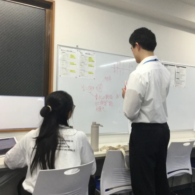皆さん、こんにちは！進学塾メイツです✨

いよいよ中間テスト対策も本格化！🔥
今週の教室も、熱気あふれる勉強モードで盛り上がっています！👀📝

写真は教室長(私)が熱心に指導をしているワンシーンです💪
先生の指導に熱が入る中、生徒の皆さんも超集中モードで問題に向き合っています✨

なんと…！
すでに学校の課題ワークをすべて終わらせた頼もしい生徒も出てきています👏
素晴らしいスタートダッシュですね！✨

メイツでは現在、テストに向けた「ワーク特訓」を実施中！📢

🗓 日程：9/20(日)まで※土日も開催！
⏰ 時間：14:00〜20:00

「早めにワークを完成させて演習に入りたい！」
「苦手な問題を集中して質問したい！」
という方は、ぜひ気軽にご参加くださいね🙌✨

さらに！2学期中間テストで押さえておきたい「重要注意点」について、HPで詳しく解説しています！👀💡
テスト前のチェックポイントが詰まっていますので、ぜひ下記URLからご確認ください👇
https://mates-sch.jp/archives/13846

ここからの追い込みで結果は大きく変わります！🔥
メリハリをつけて、目標点突破を目指して一緒に頑張りましょう！👍🎉

個別相談や無料体験授業も随時受付中です。

#進学塾メイツ #個別指導塾 
#西戸山中学校#西早稲田中学校
#ワーク特訓