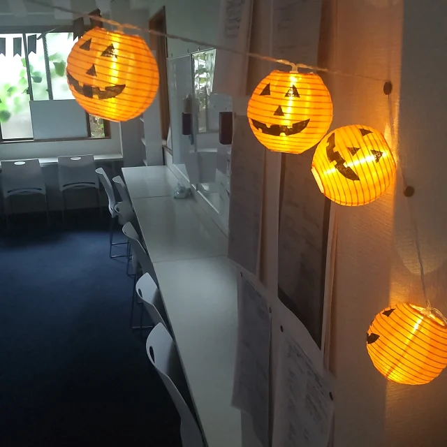 皆さん、こんにちは！
進学塾メイツです✨

教室はすっかりハロウィンモードです🎃👻
なんと、新しく追加されたジャック・オー・ランタンの飾りは光るんですよ！✨
ピカピカ光るランタンで、教室の雰囲気もさらに明るくなりました😊 

大きなクモのバルーンや、おばけの風船もみんなをお出迎えしています🕷️👻 
勉強の合間に、ぜひハロウィンの飾り付けも楽しんでくださいね👀✨
季節のイベントも楽しみながら、一緒に頑張りましょう！🔥

個別相談や無料体験授業も随時受付中です。#進学塾メイツ #個別指導塾
#定期テスト対策 #ランタン #ハロウィン
